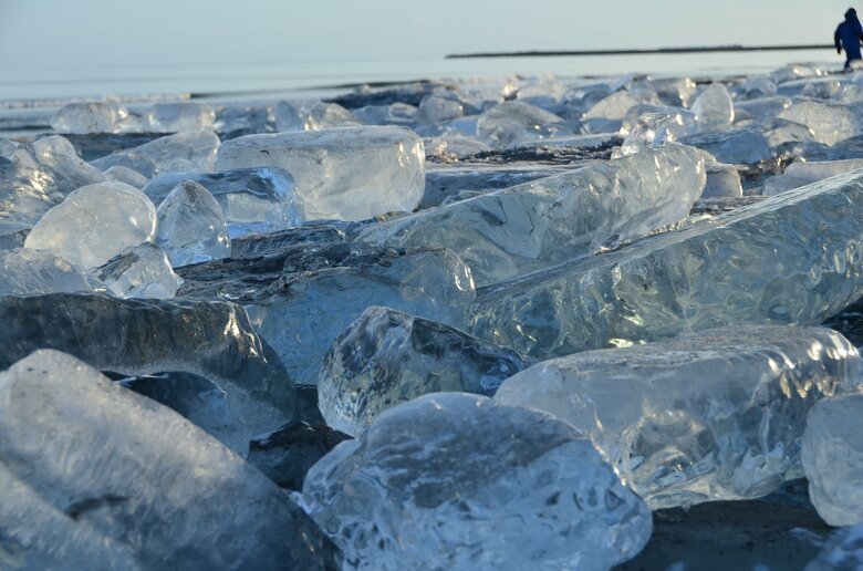 極寒の海岸に出現する「ジュエリーアイス」が美しい…正体は“凍った川”!? 神秘的な光景が生まれる理由