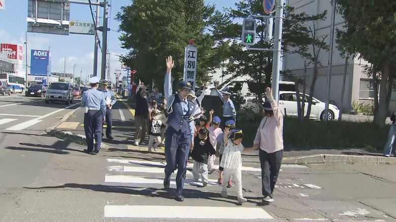 横断歩道は手をあげて！園児らの交通安全教室_ドライバーに横断の意思を伝える「ハンドサイン」で正しい渡り方を学ぶ〈北海道江別市〉｜FNNプライムオンライン