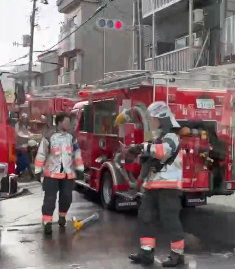 【速報】京都・泉湧寺の近くで火災発生　木造住宅が焼ける　消防車22台が出動し消火　7時過ぎに「住宅が燃えている」と通報　けが人はなし｜FNNプライムオンライン