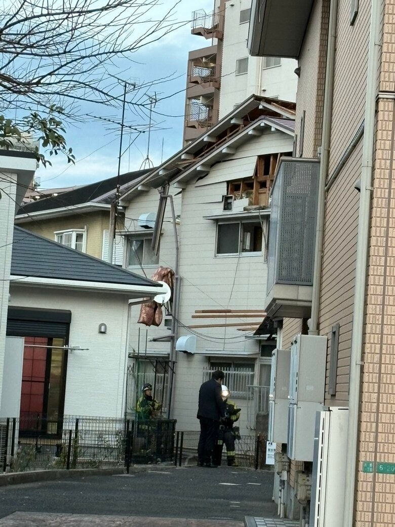 アパートでガス爆発か　屋根や外壁の一部が吹き飛ぶ　住人など2人がけが　福岡・北九州市｜FNNプライムオンライン