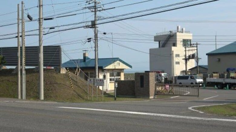 【陸上自衛隊“実弾射撃訓練中”標的機が訓練区域外に着水】無人標的機“バンシー40”が突風を受け緊急停止のため落下用パラシュートを作動_静内駐屯地〈北海道新ひだか町〉｜FNNプライムオンライン