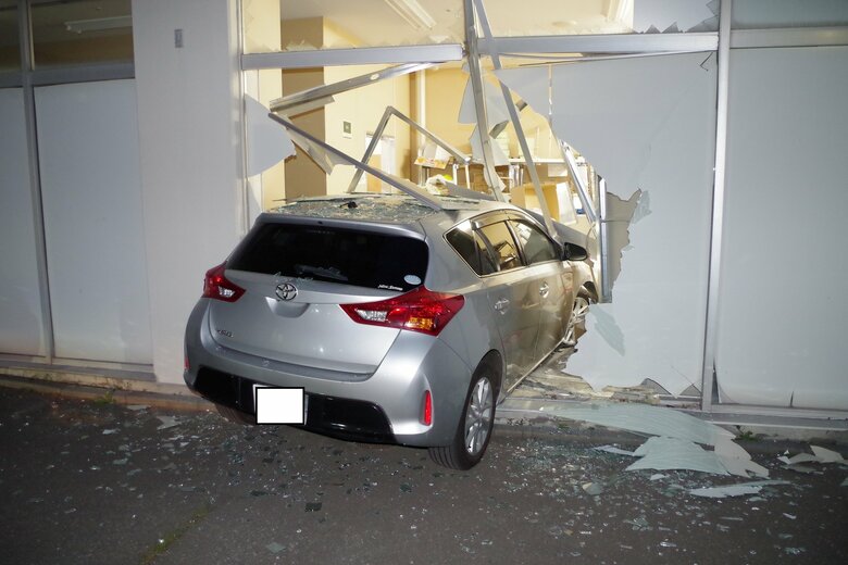 【高齢ドライバー事故】スーパーの壁に突き刺さる車　70代女性「ブレーキとアクセルを間違えた」〈北海道札幌市〉｜FNNプライムオンライン