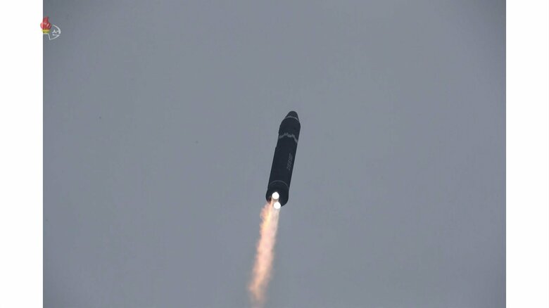 新設の「ミサイル総局」が指導…北朝鮮「火星15」型の発射訓練の写真公開　事前計画なしに金総書記が命令｜FNNプライムオンライン