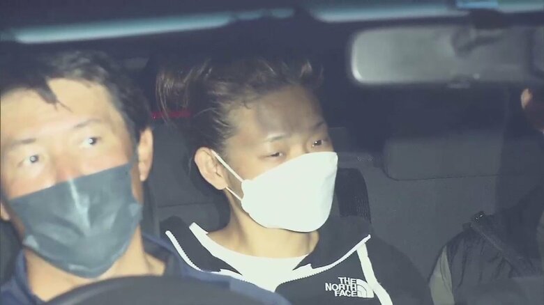 逮捕直後、厚木署から移送される長沢容疑者(2日夜)