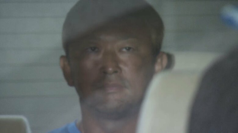 捜査車両に乗り込んだガーシー容疑者