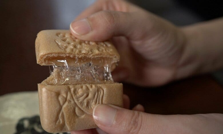 もち米を使用した最中の中に甘さ控えめの水飴が入っている