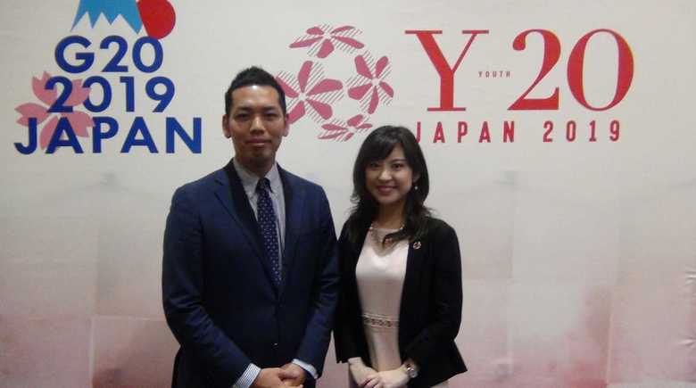 日本代表団の揚岩康太さん(左)と越野結花さん(右)