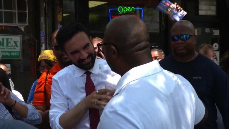 有権者と直接対話するドブ板選挙で勝利したマムダニ氏