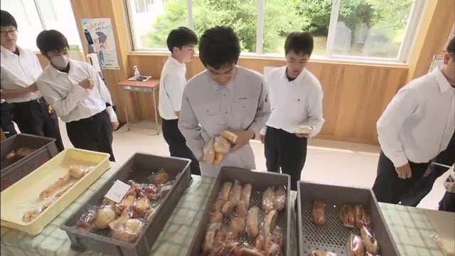 高校での出張販売　生徒たちにも好評