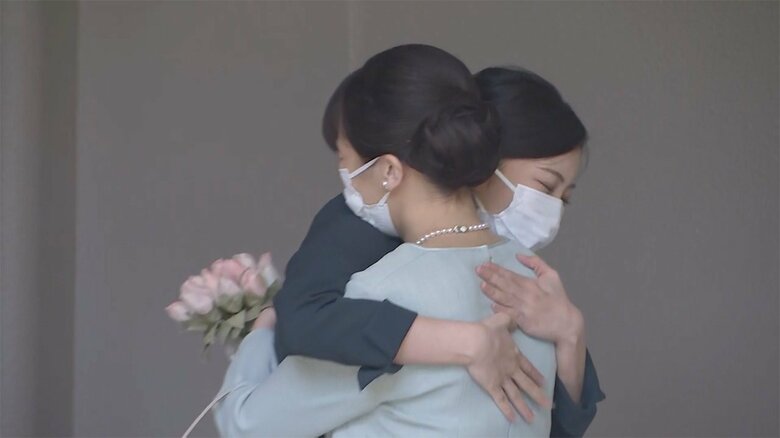 ハグする佳子さまと眞子さん(去年10月26日)