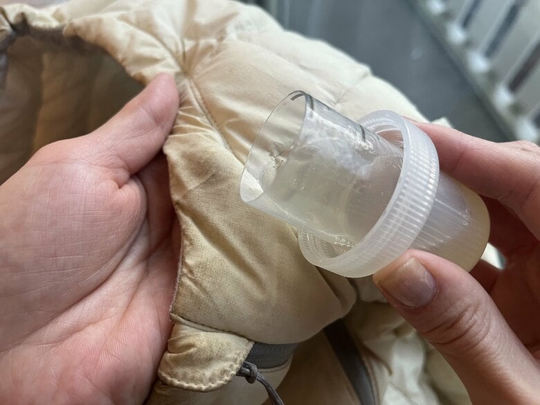 液体洗剤を汚れている部分に直接塗る（特集班撮影）