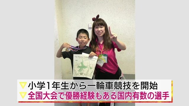 小学生の頃の佐藤選手　監督でもある母の菜花さんと