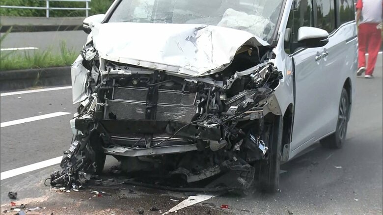 追突した乗用車