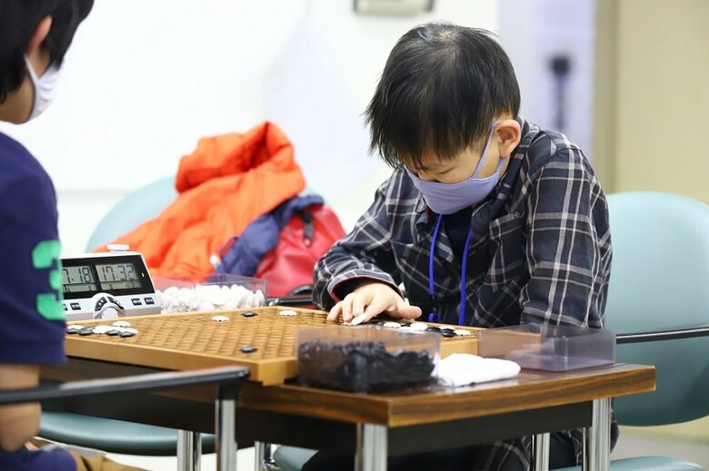 対局をする岩崎晴都さん（提供・公益財団法人日本棋院）