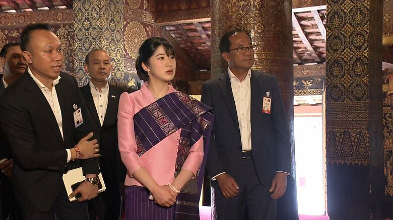 ピンクの民族衣装姿で寺院を訪問された　20日