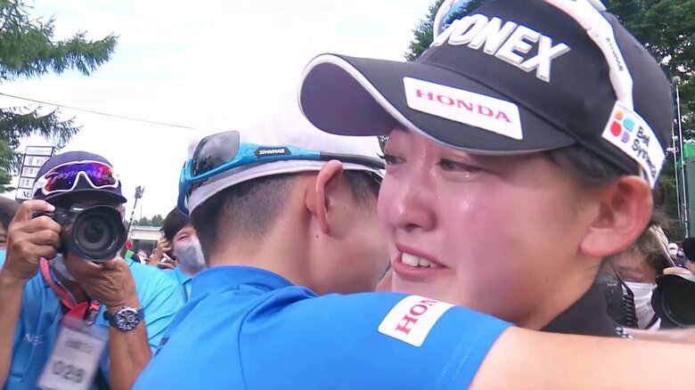 2022年8月の国内ツアーで千怜が優勝を決めると明愛と涙を浮かべながら抱き合った