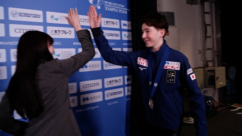 表彰式後、本田真凜と笑顔でハイタッチ