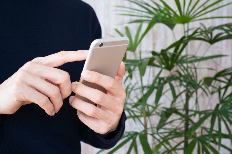 イメージ（ビジネスチャットでメッセージを送る男性）