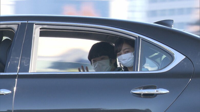 車の窓を開けて、にこやかに手を振られる佳子さまと悠仁さま