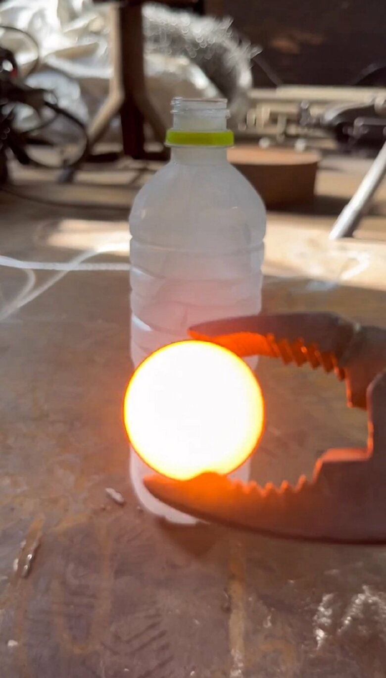 1000℃に熱せられた鉄球