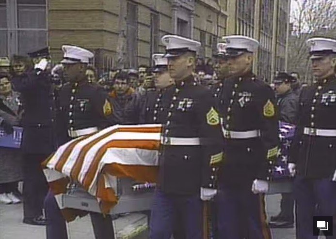 湾岸戦争の戦死者の棺を運ぶアメリカ海兵隊員　1991年2月