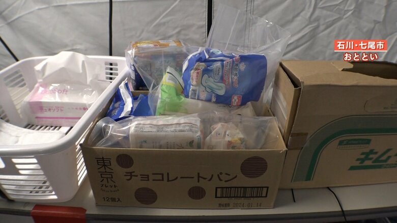 仮設風呂に置かれた生理用品