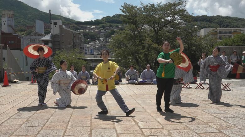 町の思いを乗せて阿蘭陀万歳が奉納される