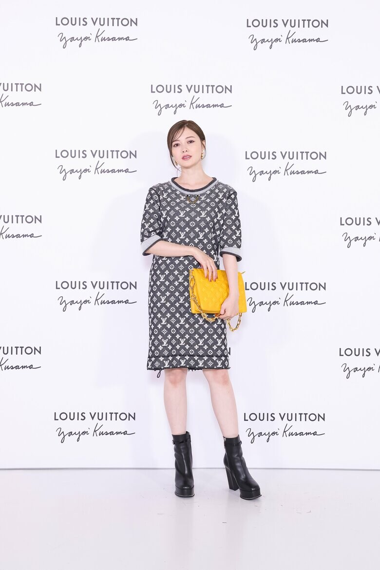 白石麻衣さん　(C)LOUIS VUITTON