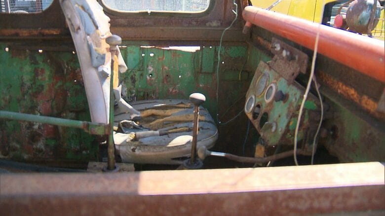 改造ブルドーザーの運転席