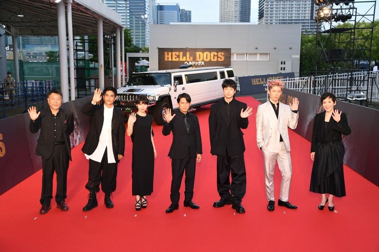 （左から）原田眞人監督、北村一輝さん、松岡茉優さん、岡田准一さん、坂口健太郎さん、MIYAVIさん、大竹しのぶさん