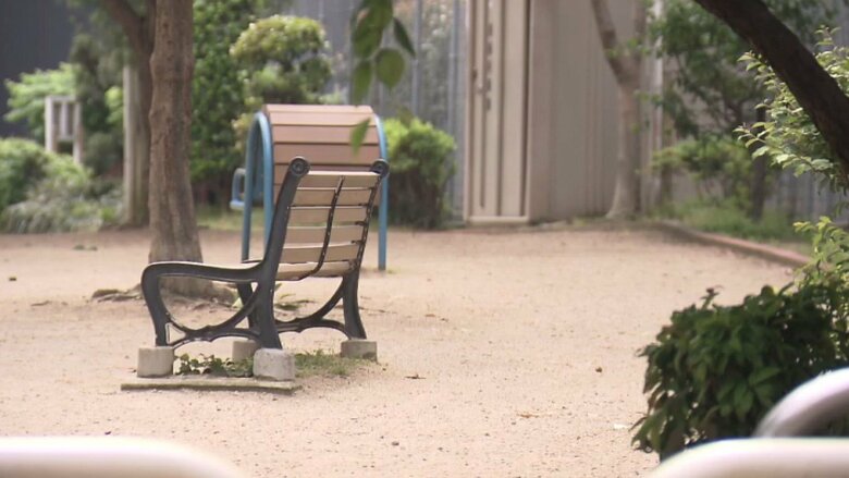 公園に保護者とはぐれた男の子見つけ保護