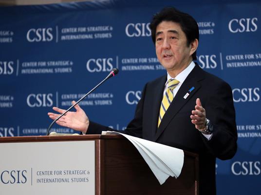 ワシントンで講演する安倍元首相（2013年2月）