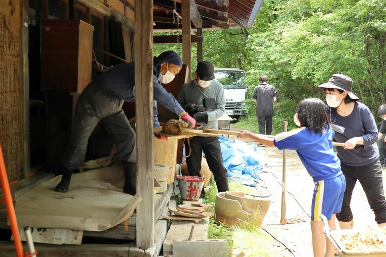 子どもたちが土壁塗りを手伝った