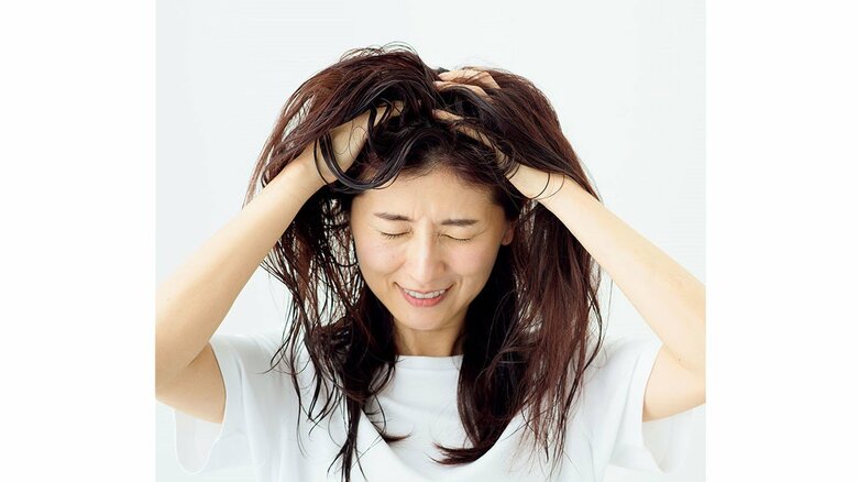 シャンプー時、ゴシゴシするのはNG！毛束は泡で包んで、優しくもむように洗う