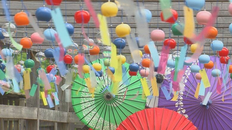 約300個の風鈴が音を奏でる