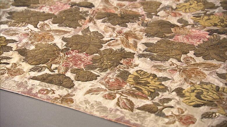 引き裾・トレーンに刺しゅうされたバラの文様