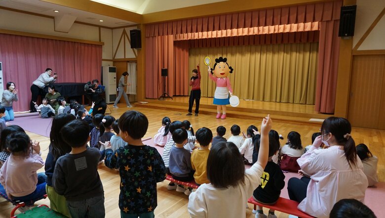 じゃんけんに大はしゃぎする子供たち（ななおあいじこども園）