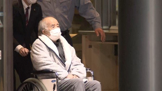 東京拘置所を出る角川氏　　2023年4月27日午後9時半過ぎ