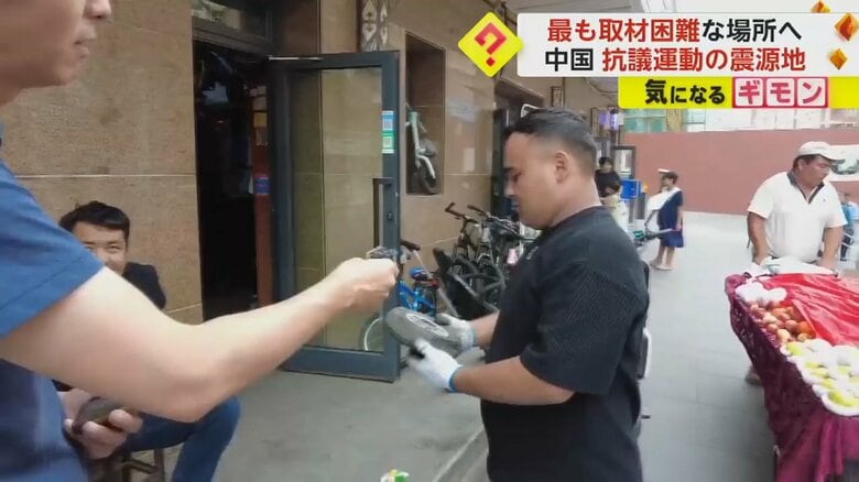 記者の取材に口を閉ざす住人