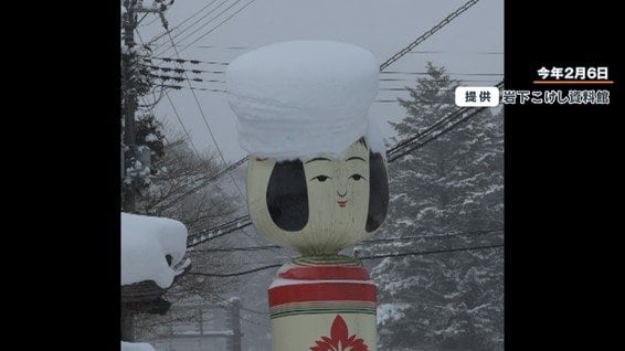 頭が外れる前日に観光客が撮影したこけし