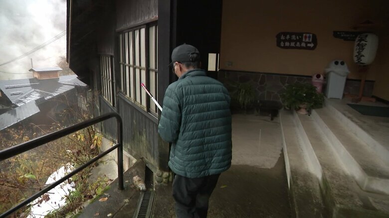 毎日夕方、向かいの山に向かってロケット花火を打ち上げる阿部さん