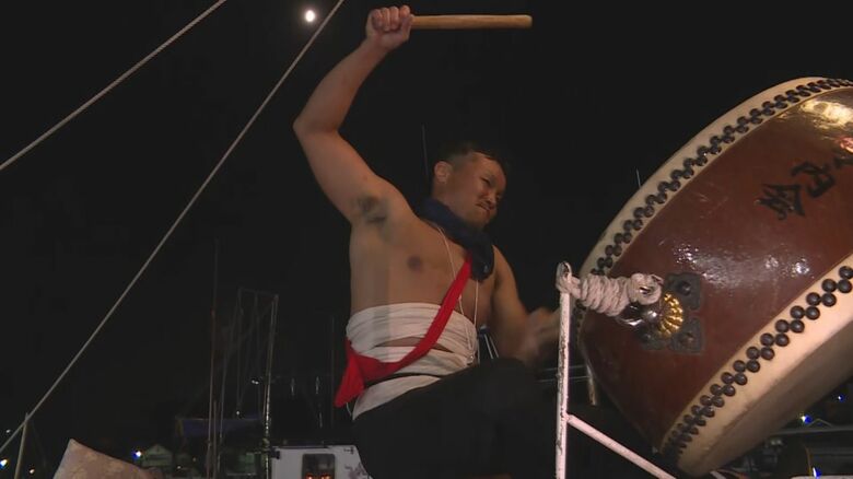 太鼓を叩く男性