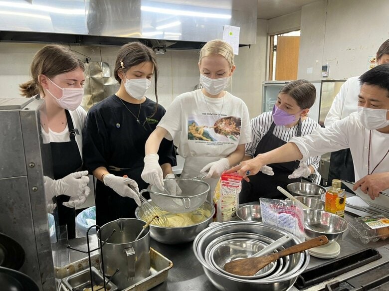 ウクライナのパンケーキ「シルニキ」を日本人料理長らとつくる留学生たち