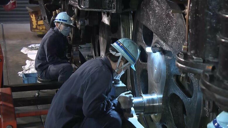 盛岡SL検修庫で作業する検修員たち