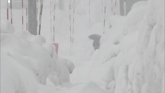 北陸道ではスリップ事故により約100台滞留も…平年上回る“積雪”に朝から除雪作業　豪雪地帯に住む人も「慣れてはいるが大変」