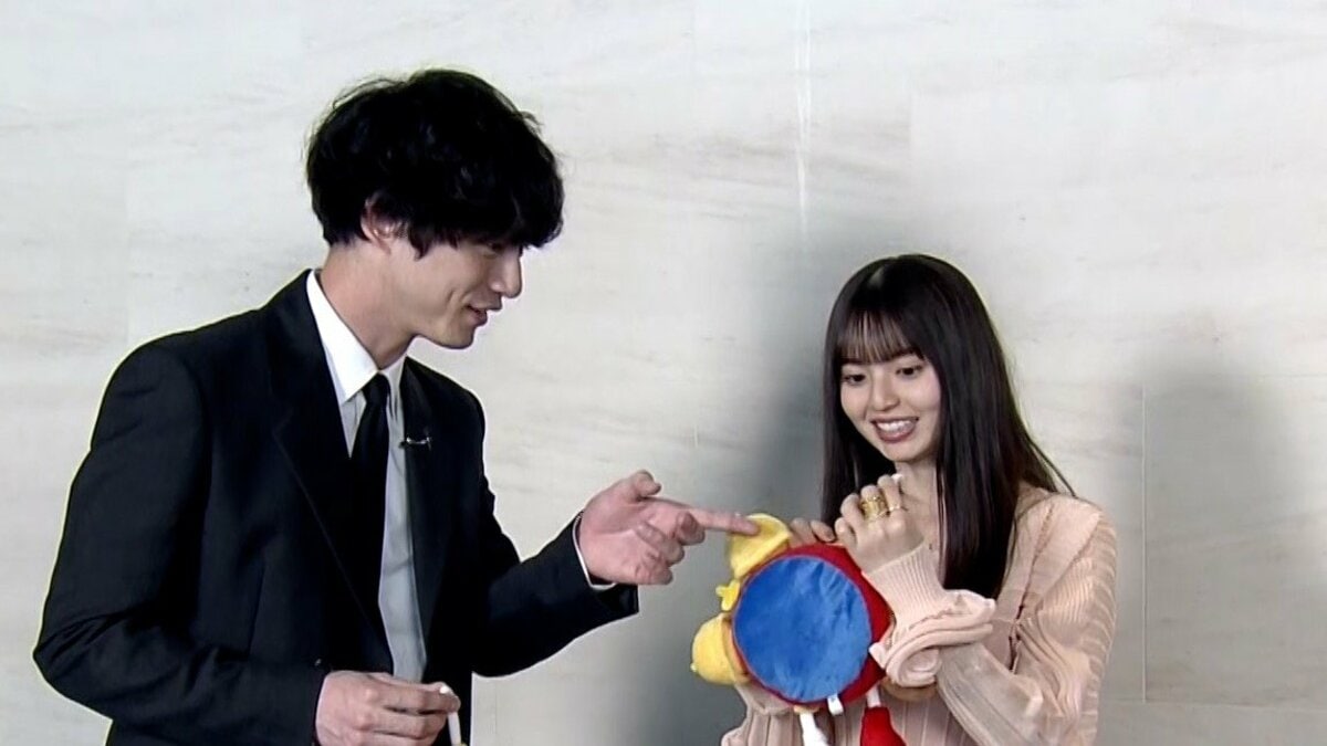 齋藤飛鳥 「えっ!?壊しちゃった…？」相棒・めざましくん人形に