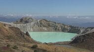 「神秘的」8年ぶりの絶景　鮮やかなエメラルドグリーンの湖　草津白根山の“湯釜”　立ち入り規制が一部解除され300人が列「もう見られないかと思っていた」「最高」　登山道の開放は11月8日までの予定