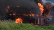 「建物全体が燃えている」住宅2棟が燃える火事 けが人無し 長…