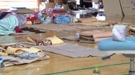「畳1枚でいいから…」熊本地震発生から1週間　過酷な避難生活続く　避難所に間仕切りや簡易ベッドなく　宇城市