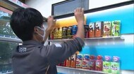 自販機も冬仕様に!ホットにどう入れ替える?作業に密着